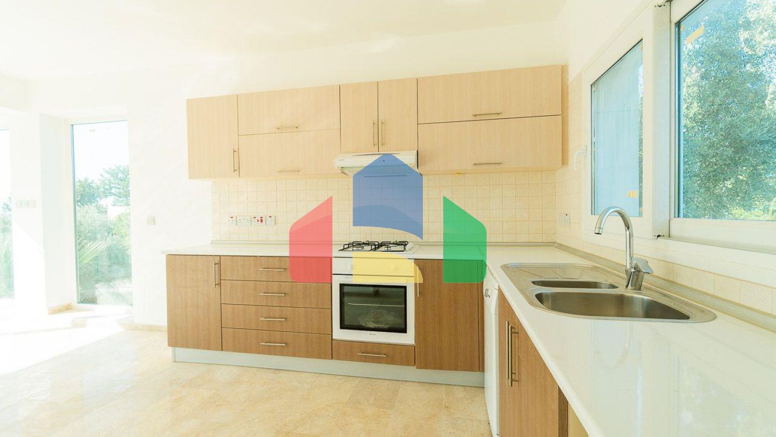 5-комнатная вилла 220 м2 с бассейном в 10 минутах от моря.