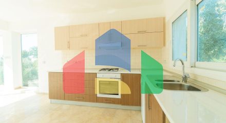 5-комнатная вилла 220 м2 с бассейном в 10 минутах от моря. 5-комнатная вилла 220 м2 с бассейном в 10 минутах от моря.