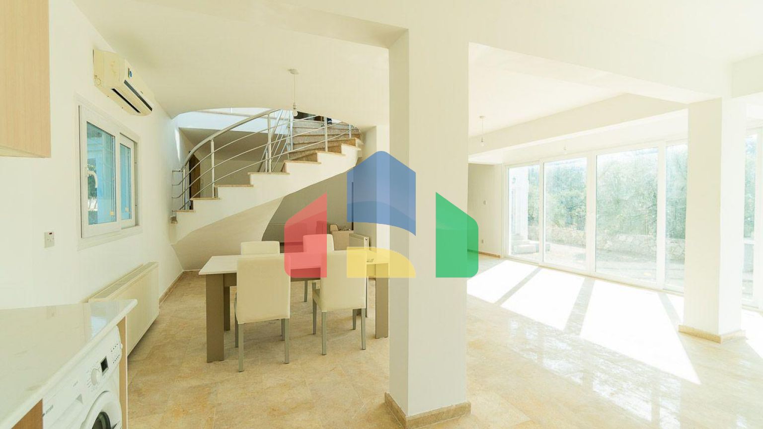 5-комнатная вилла 220 м2 с бассейном в 10 минутах от моря.