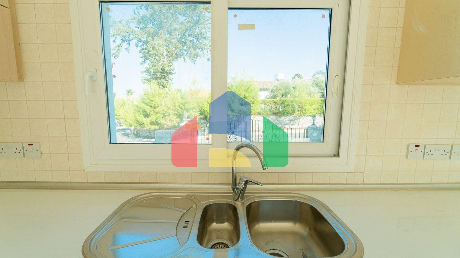 5-комнатная вилла 220 м2 с бассейном в 10 минутах от моря.