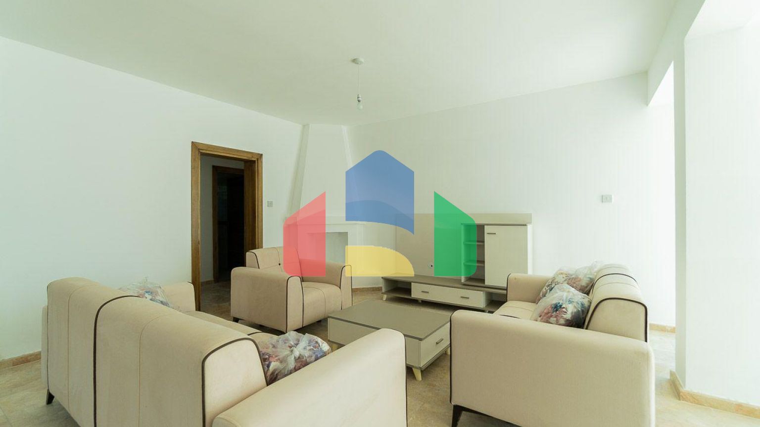 5-комнатная вилла 220 м2 с бассейном в 10 минутах от моря.