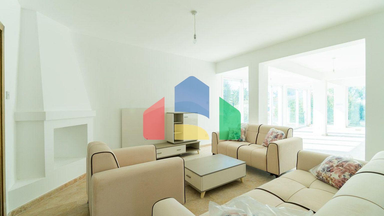 5-комнатная вилла 220 м2 с бассейном в 10 минутах от моря.