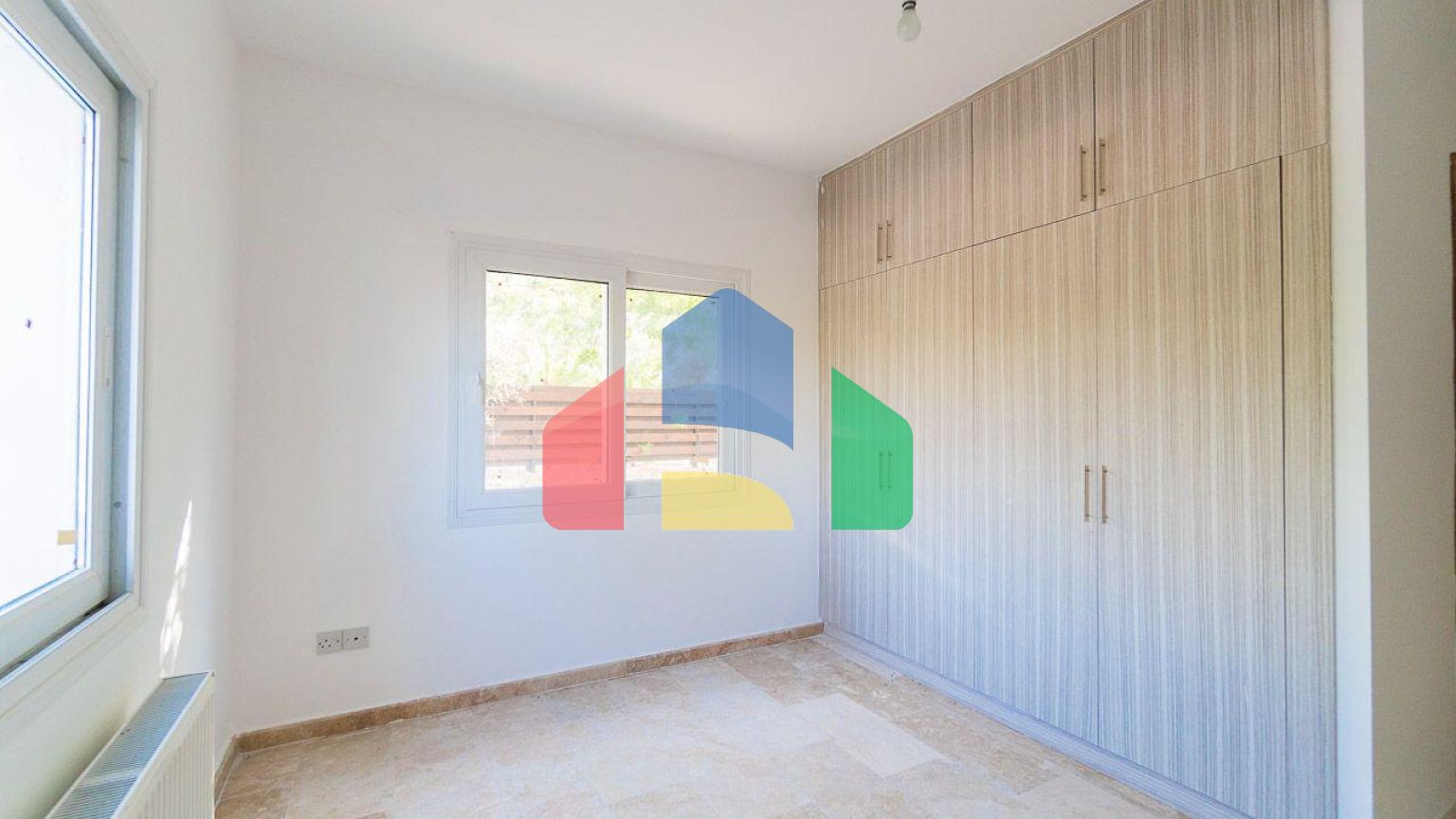 5-комнатная вилла 220 м2 с бассейном в 10 минутах от моря.