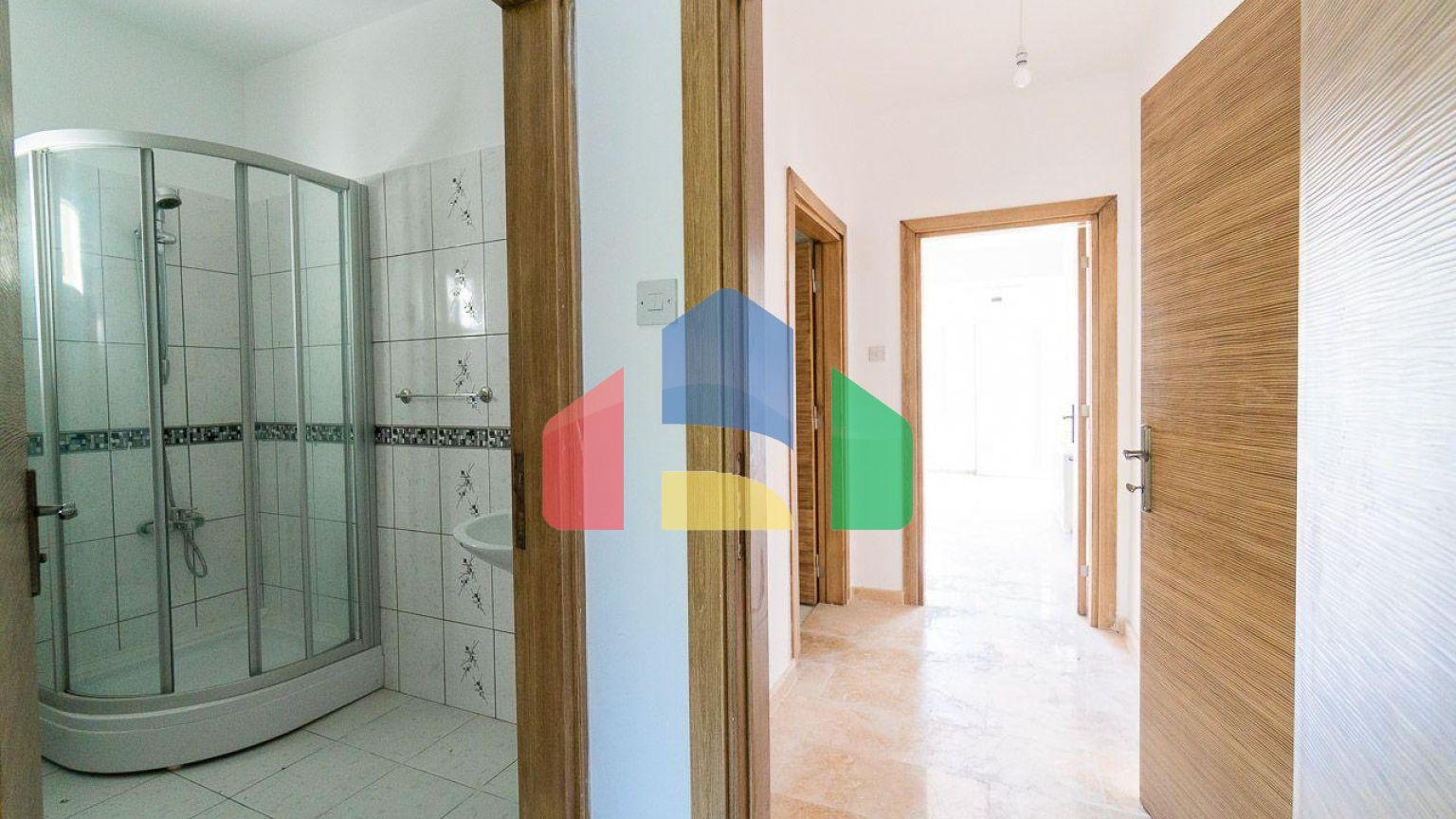 5-комнатная вилла 220 м2 с бассейном в 10 минутах от моря.