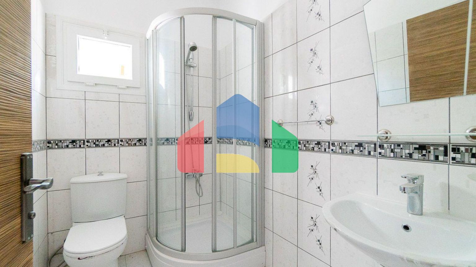 5-комнатная вилла 220 м2 с бассейном в 10 минутах от моря.