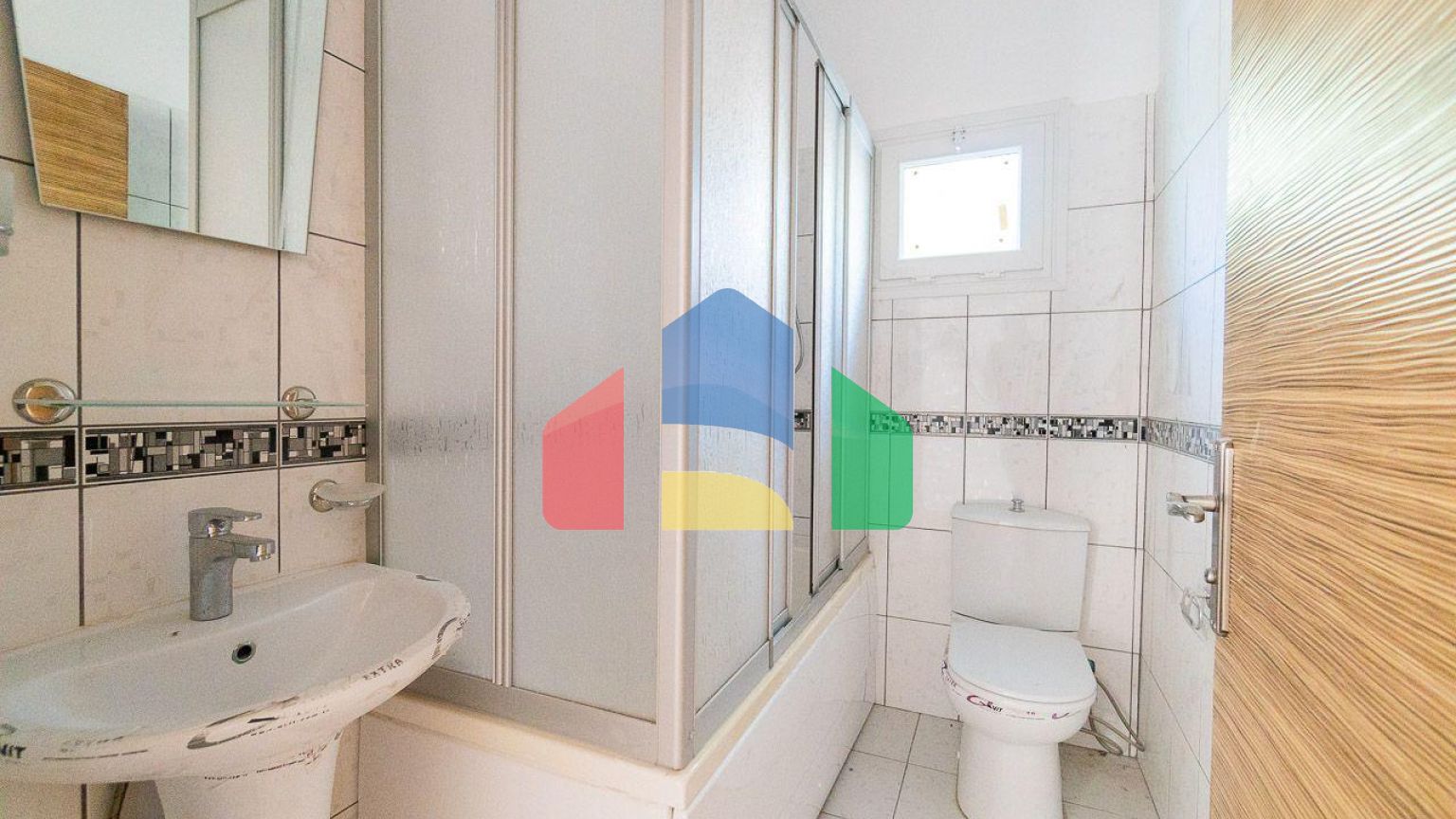 5-комнатная вилла 220 м2 с бассейном в 10 минутах от моря.