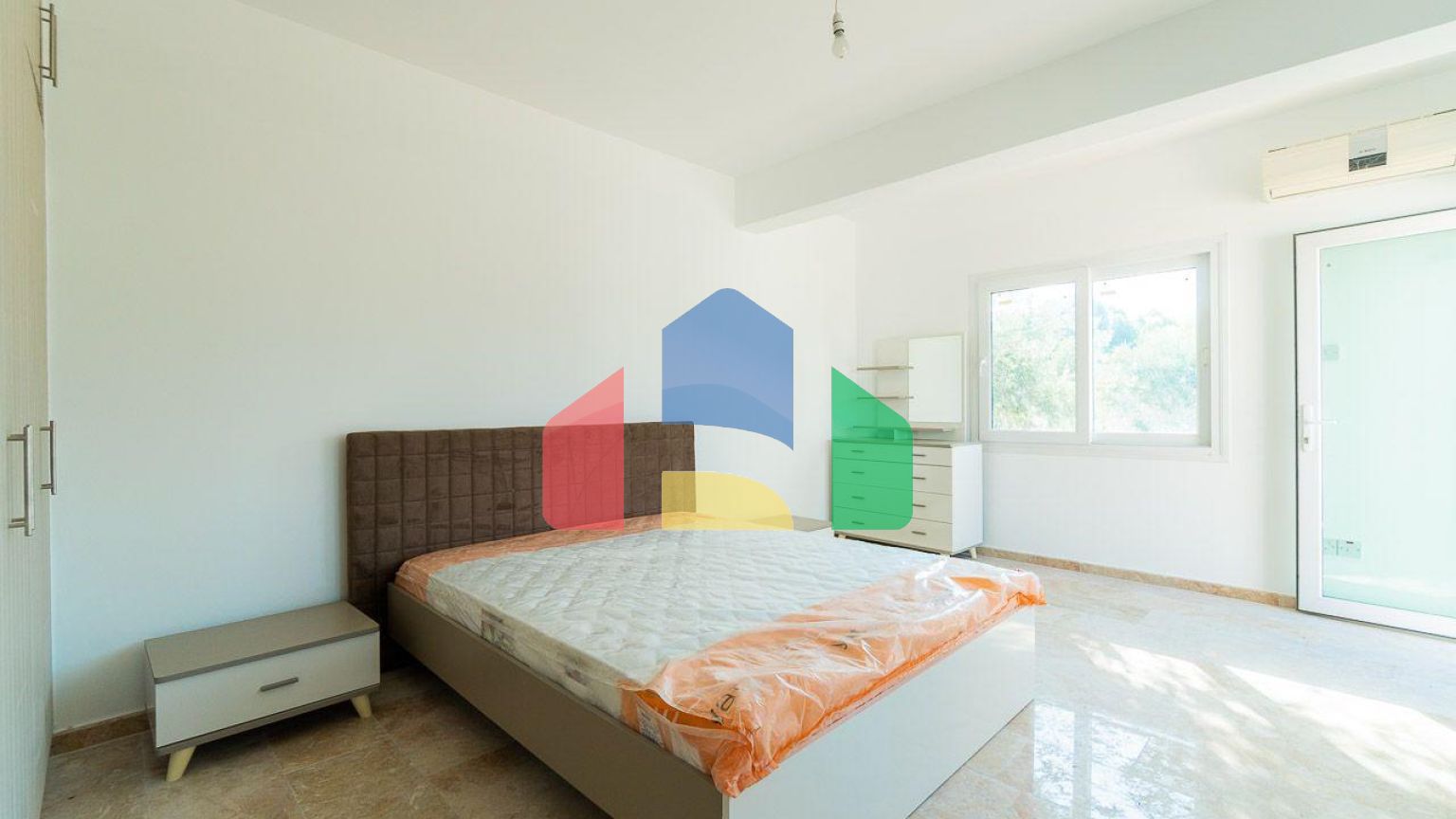 5-комнатная вилла 220 м2 с бассейном в 10 минутах от моря.