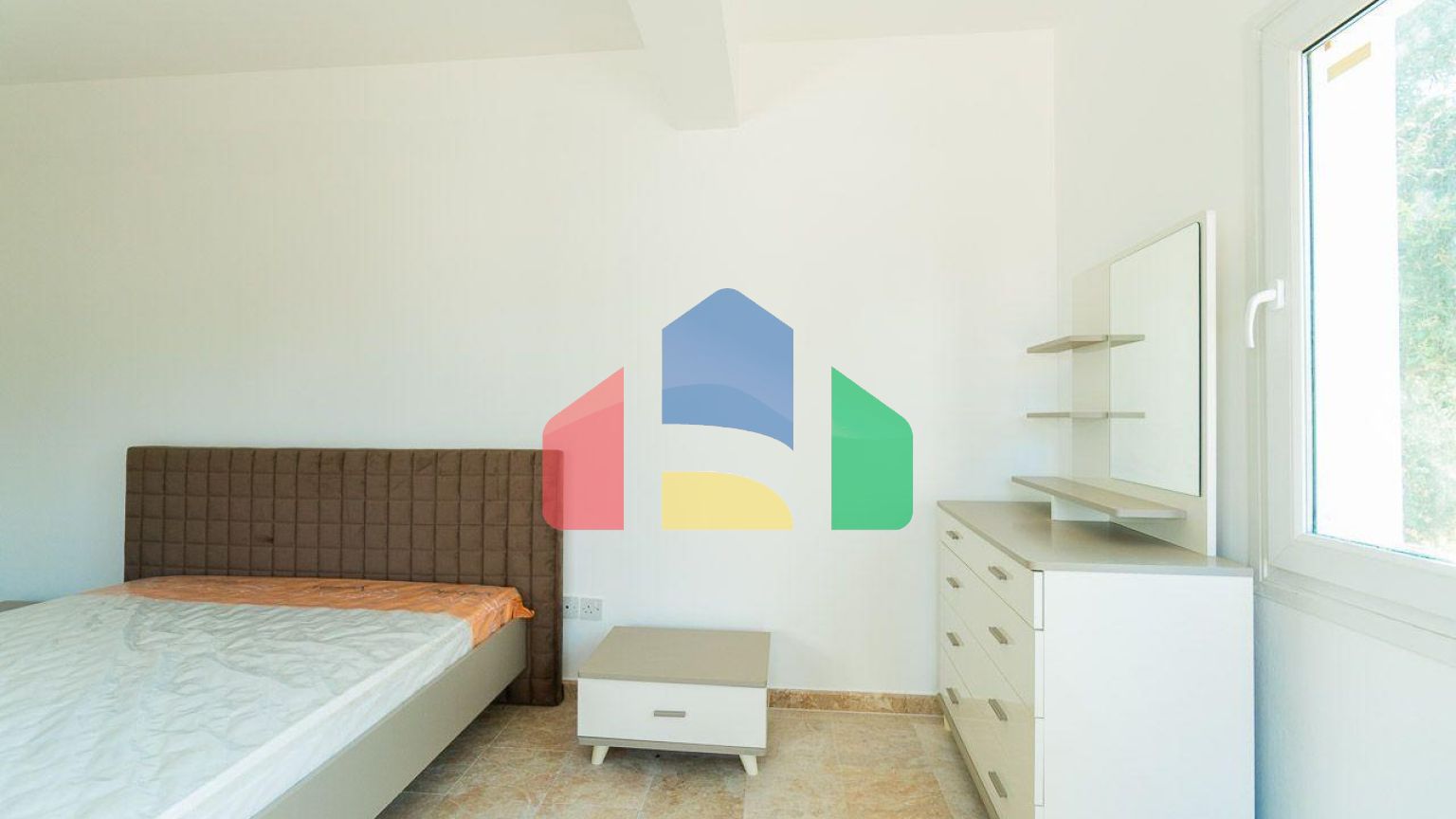 5-комнатная вилла 220 м2 с бассейном в 10 минутах от моря.