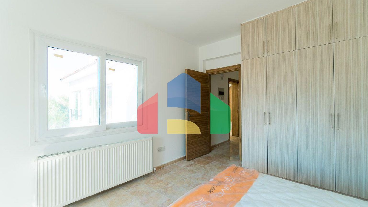 5-комнатная вилла 220 м2 с бассейном в 10 минутах от моря.