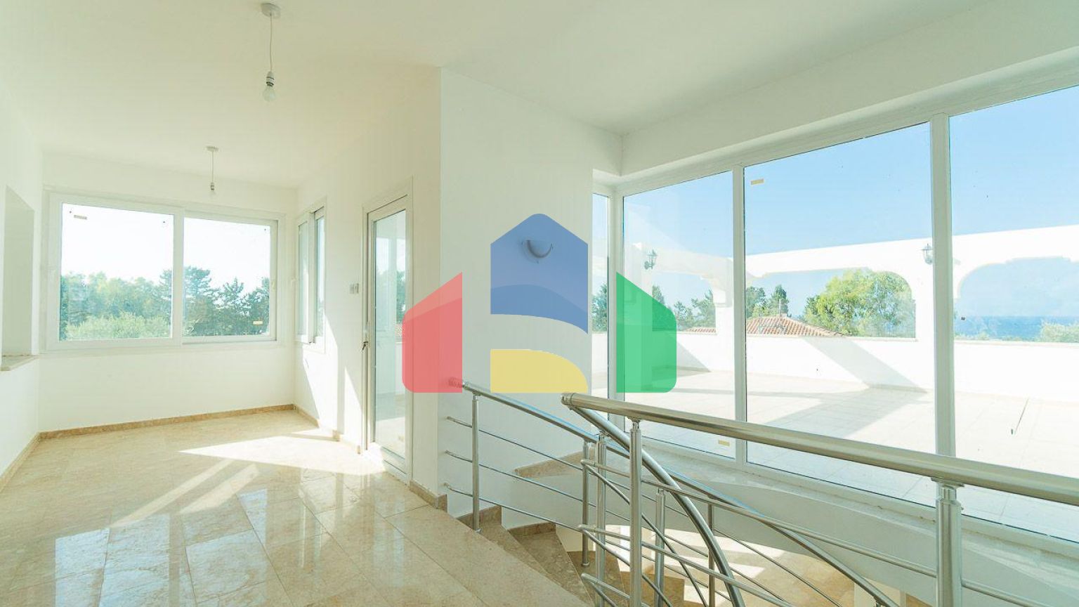 5-комнатная вилла 220 м2 с бассейном в 10 минутах от моря.