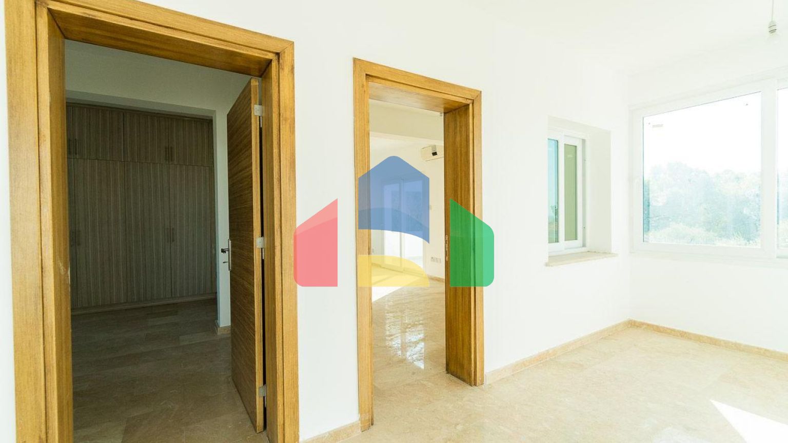 5-комнатная вилла 220 м2 с бассейном в 10 минутах от моря.