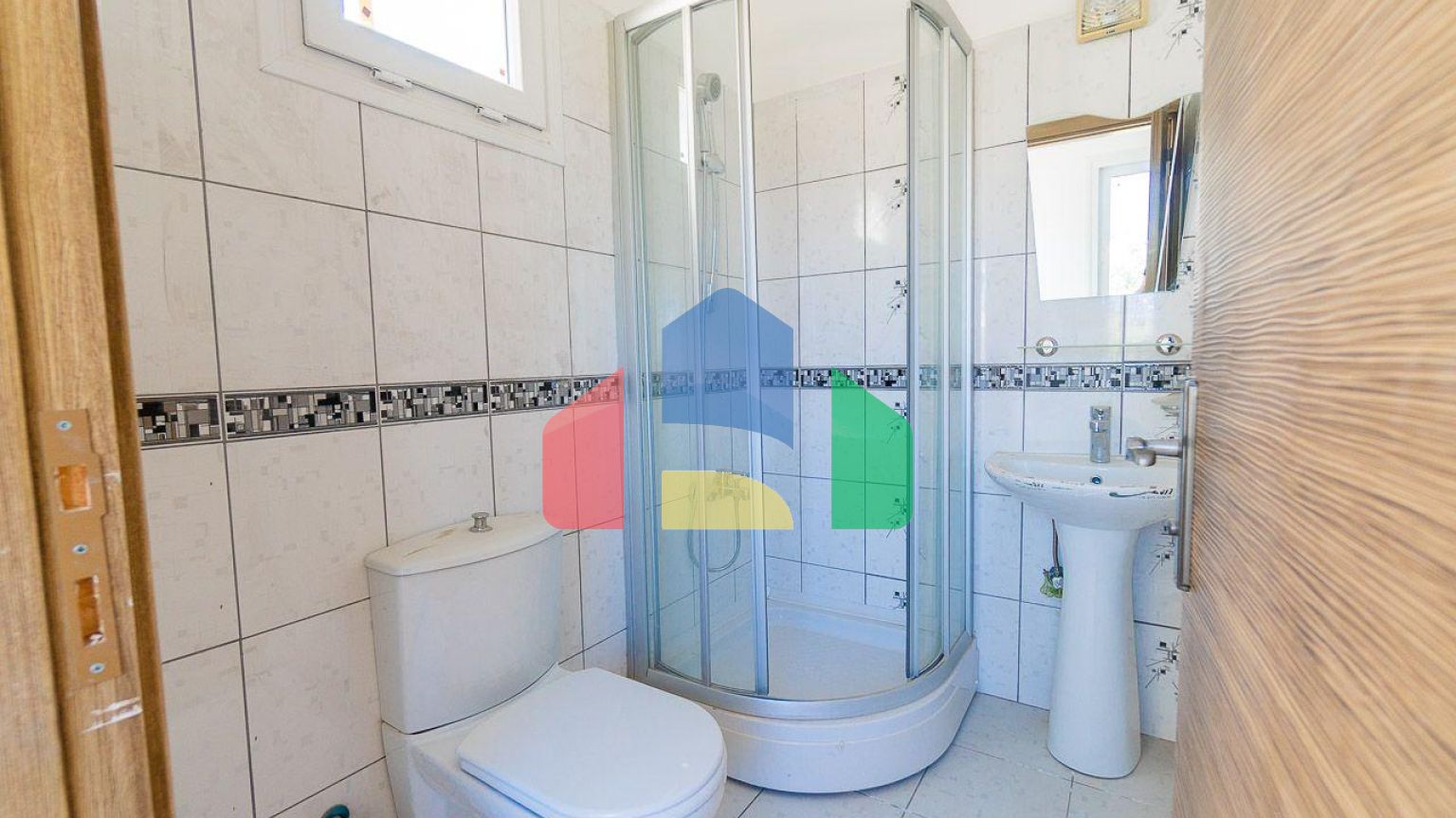 5-комнатная вилла 220 м2 с бассейном в 10 минутах от моря.