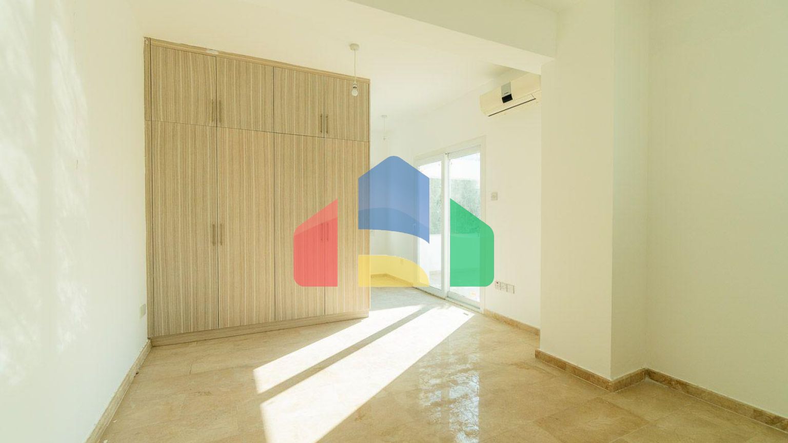 5-комнатная вилла 220 м2 с бассейном в 10 минутах от моря.