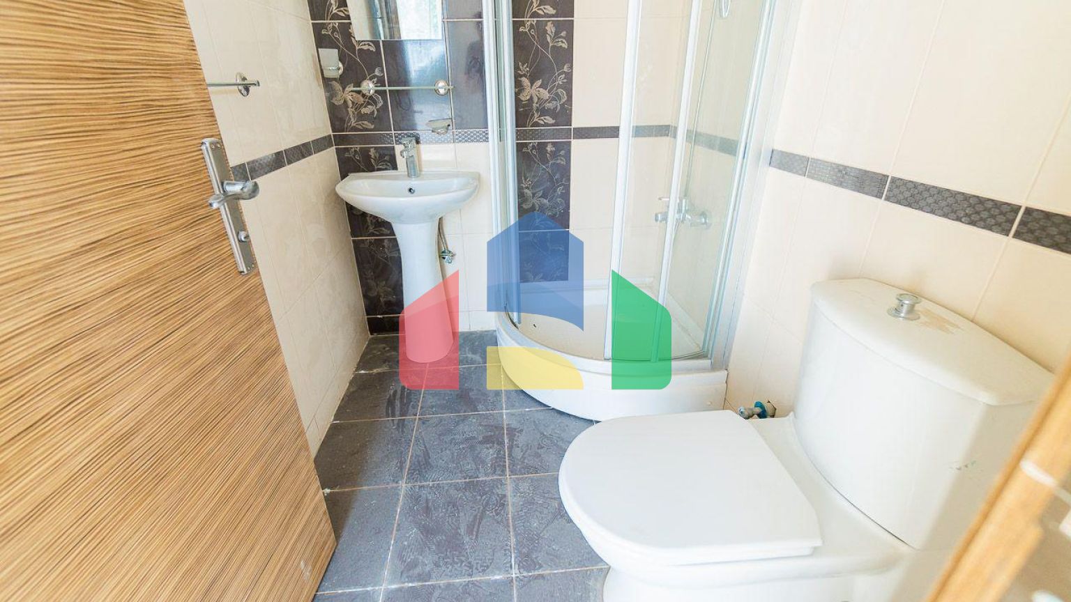 5-комнатная вилла 220 м2 с бассейном в 10 минутах от моря.