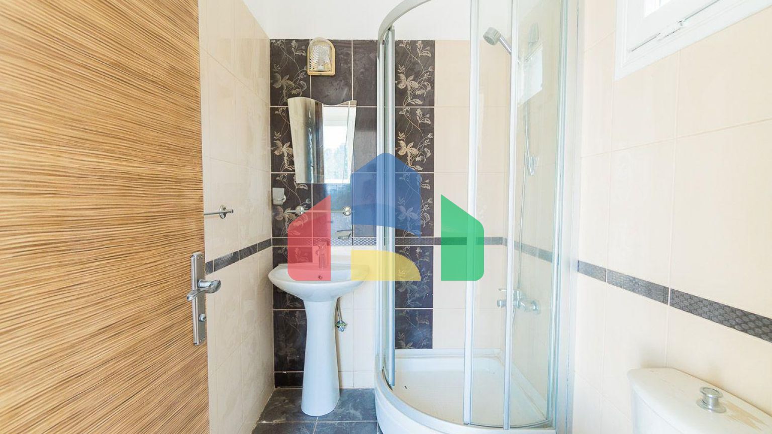 5-комнатная вилла 220 м2 с бассейном в 10 минутах от моря.