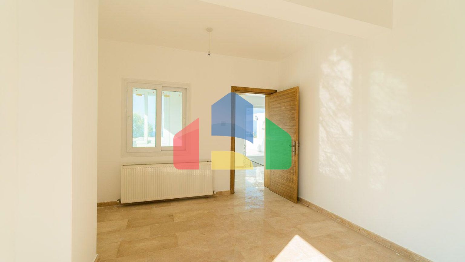 5-комнатная вилла 220 м2 с бассейном в 10 минутах от моря.