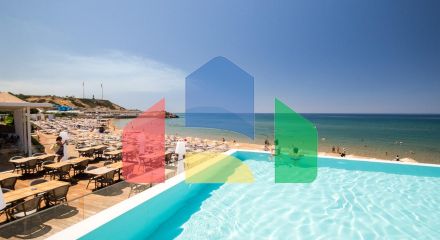 5-комнатная вилла 220 м2 с бассейном в 10 минутах от моря. 5-комнатная вилла 220 м2 с бассейном в 10 минутах от моря.