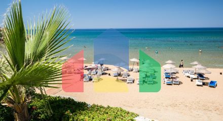 5-комнатная вилла 220 м2 с бассейном в 10 минутах от моря. 5-комнатная вилла 220 м2 с бассейном в 10 минутах от моря.