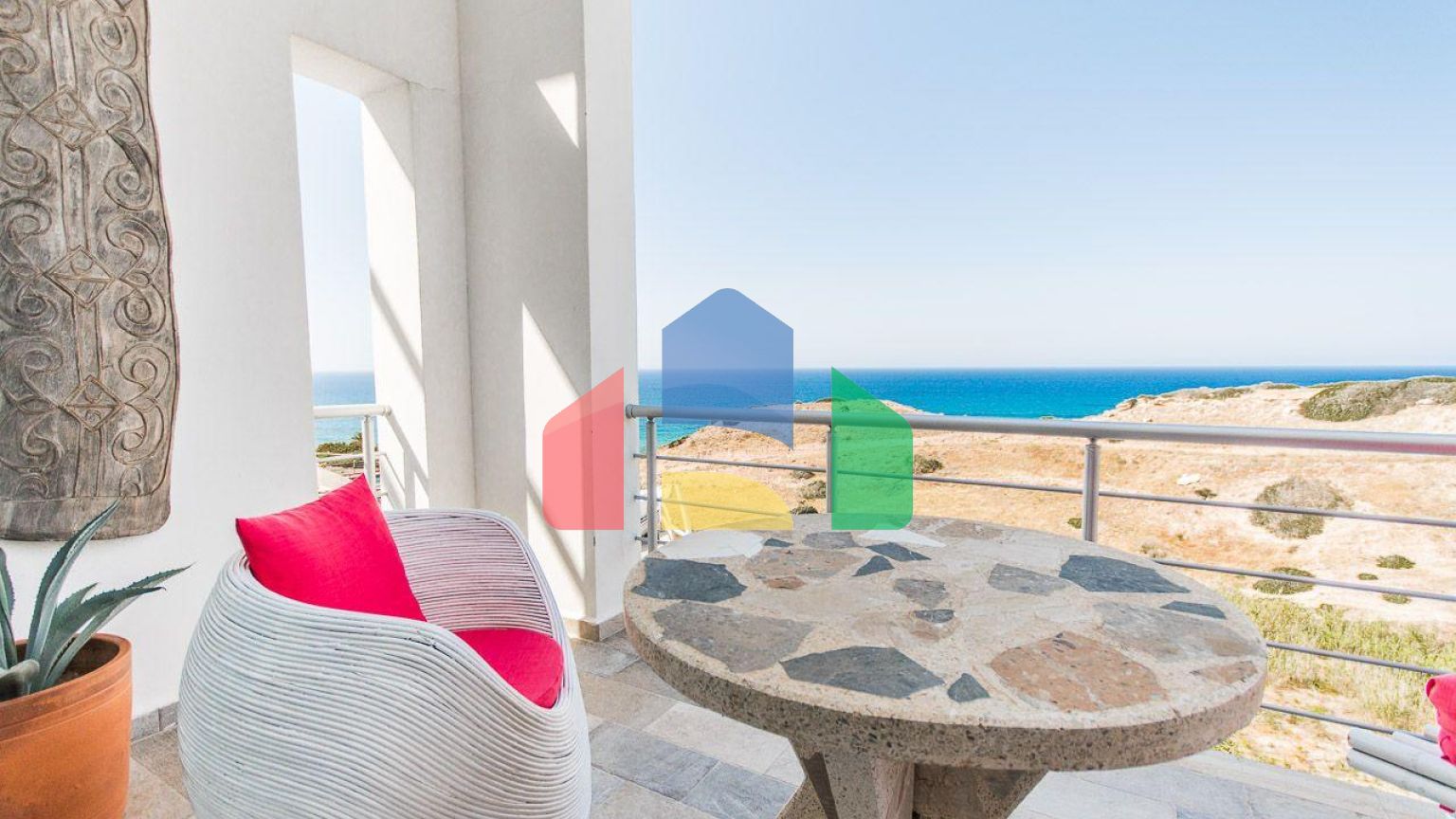 2-комнатные  апартаменты 57м2 с полной меблировкой в 100 метрах от пляжа.