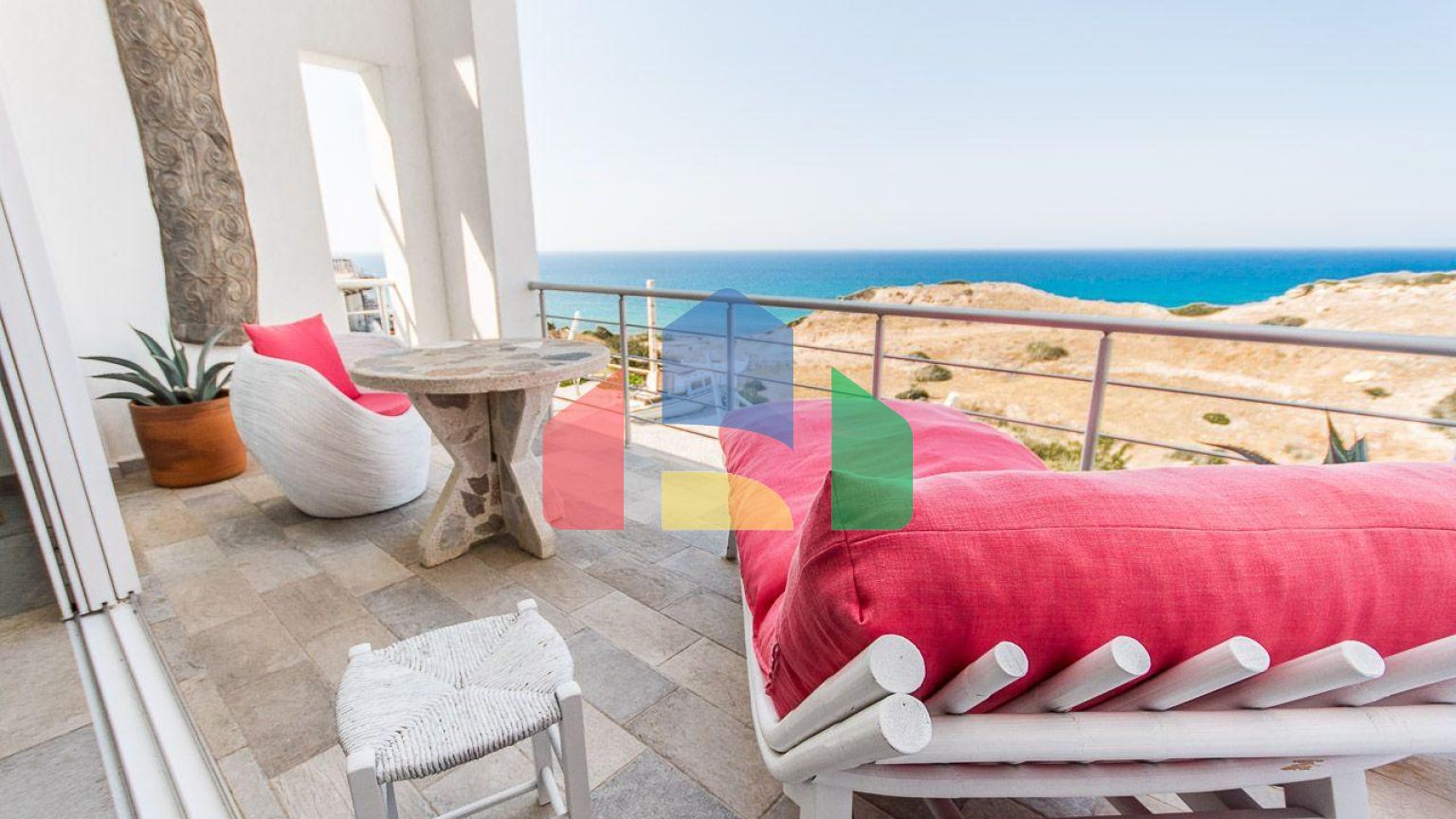 2-комнатные  апартаменты 57м2 с полной меблировкой в 100 метрах от пляжа.