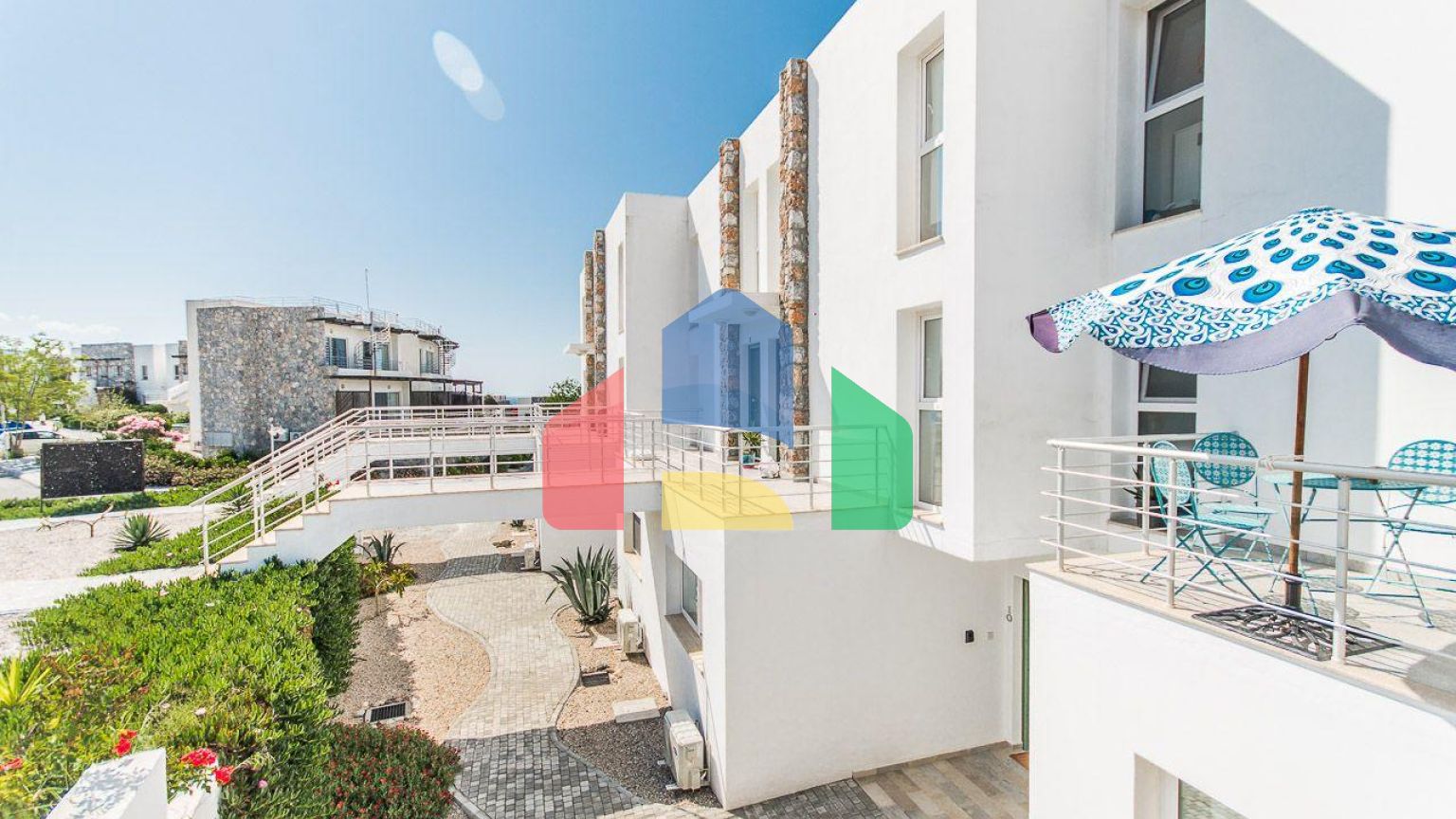 2-комнатные  апартаменты 57м2 с полной меблировкой в 100 метрах от пляжа.