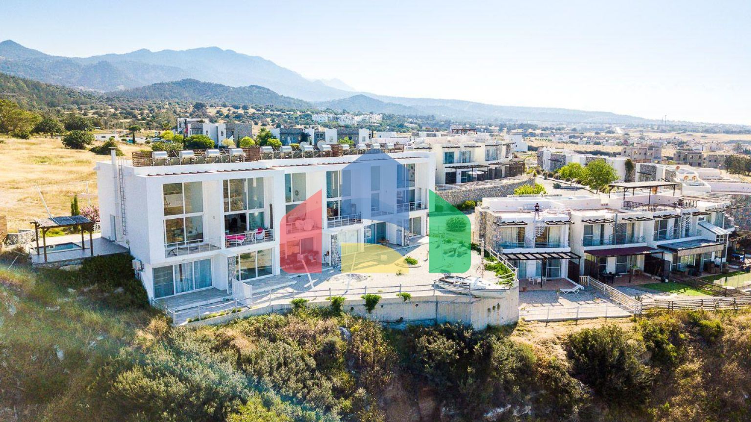 2-комнатные  апартаменты 57м2 с полной меблировкой в 100 метрах от пляжа.