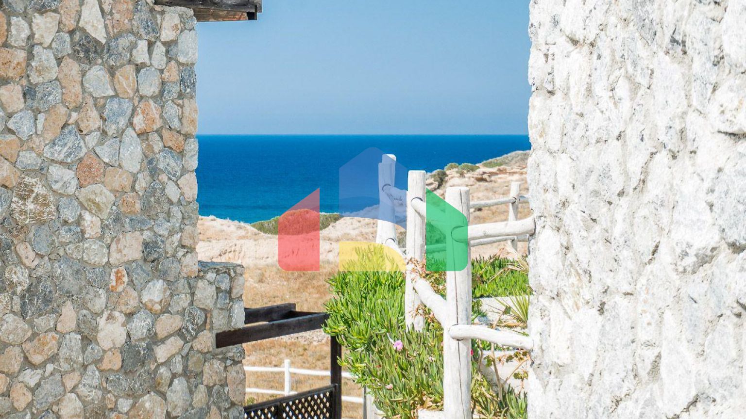 2-комнатные  апартаменты 57м2 с полной меблировкой в 100 метрах от пляжа.