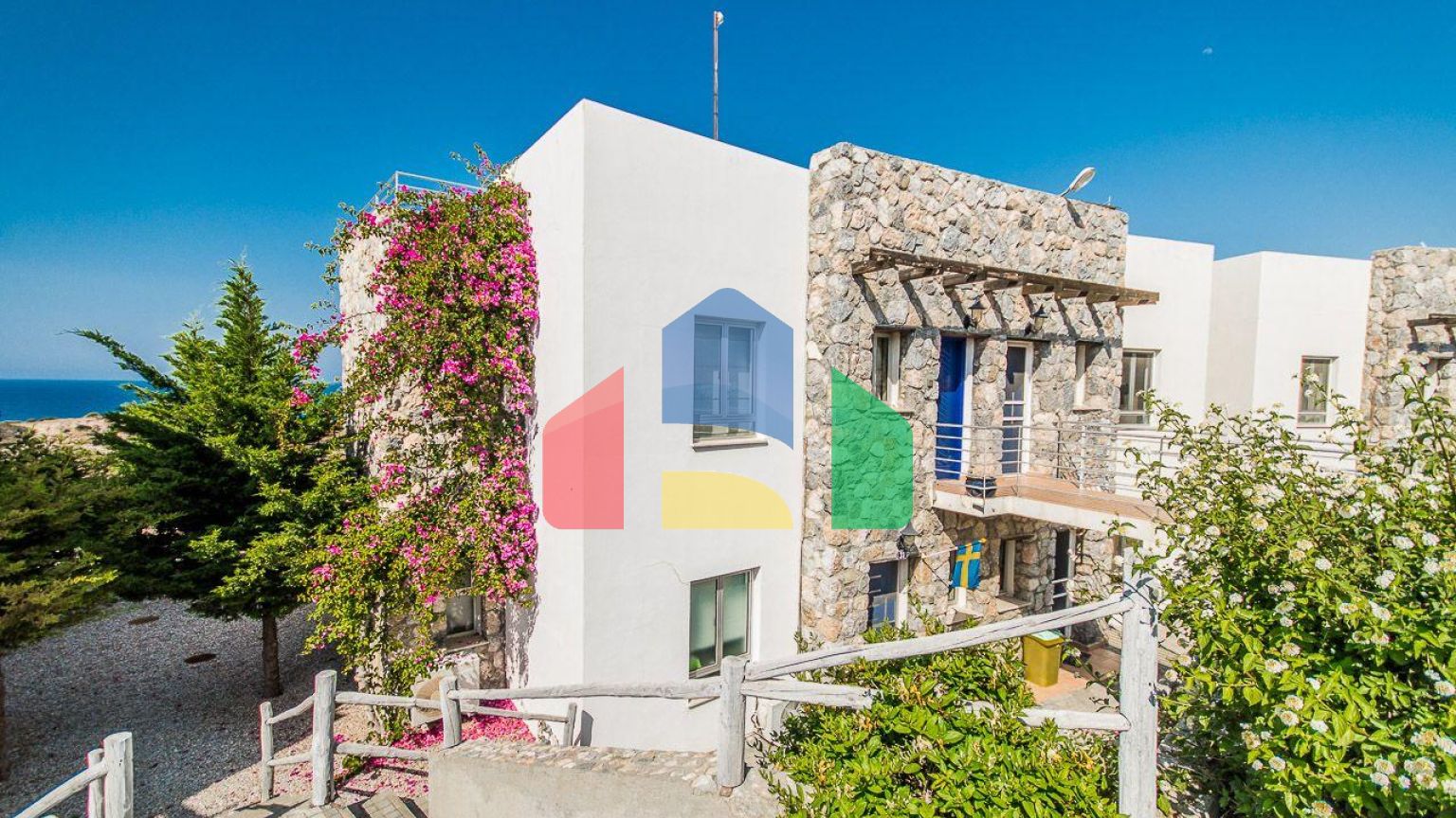 2-комнатные  апартаменты 57м2 с полной меблировкой в 100 метрах от пляжа.