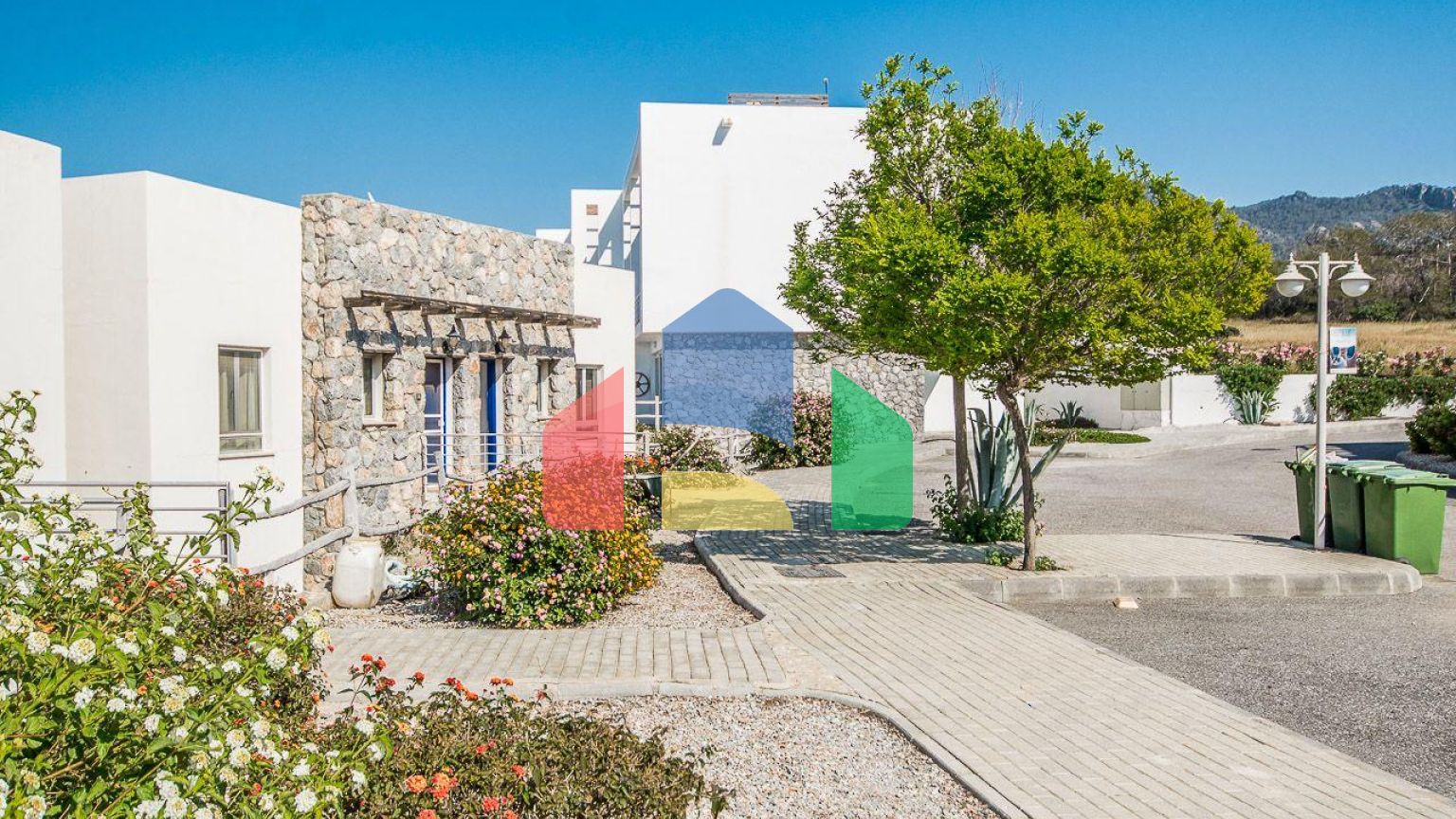 2-комнатные  апартаменты 57м2 с полной меблировкой в 100 метрах от пляжа.