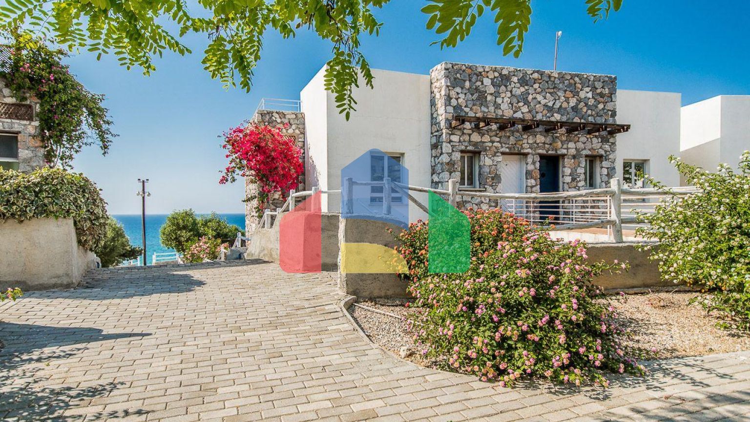 2-комнатные  апартаменты 57м2 с полной меблировкой в 100 метрах от пляжа.