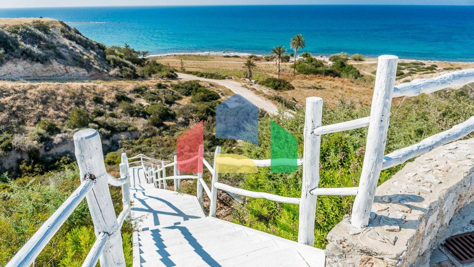 2-комнатные  апартаменты 57м2 с полной меблировкой в 100 метрах от пляжа.