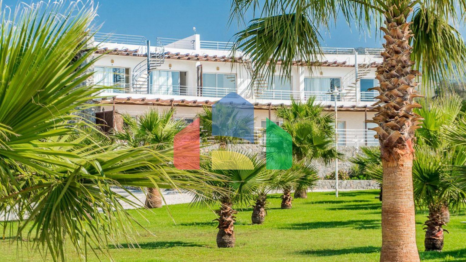 2-комнатные  апартаменты 57м2 с полной меблировкой в 100 метрах от пляжа.