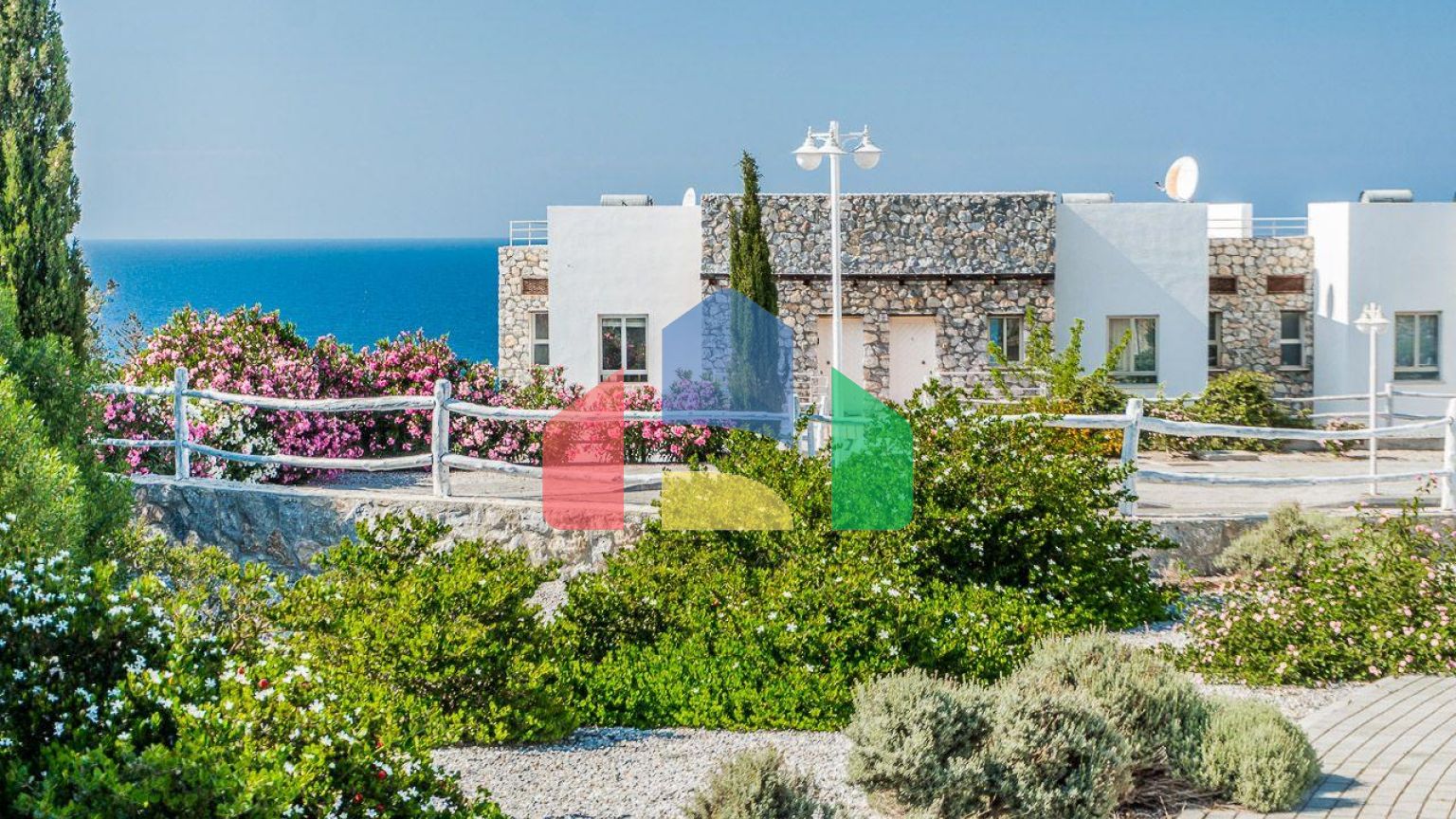 2-комнатные  апартаменты 57м2 с полной меблировкой в 100 метрах от пляжа.