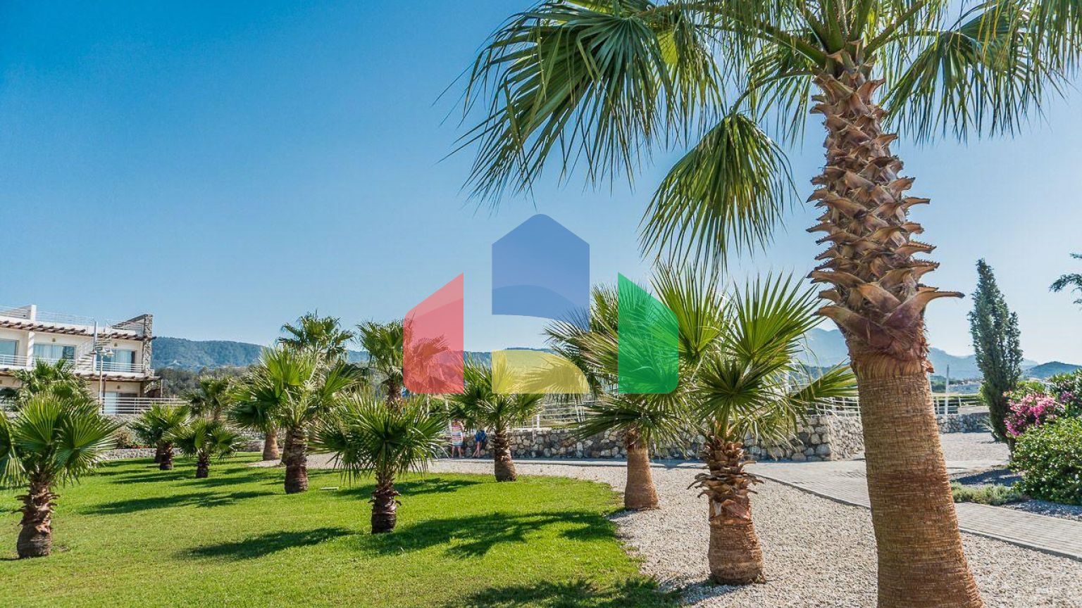 2-комнатные  апартаменты 57м2 с полной меблировкой в 100 метрах от пляжа.