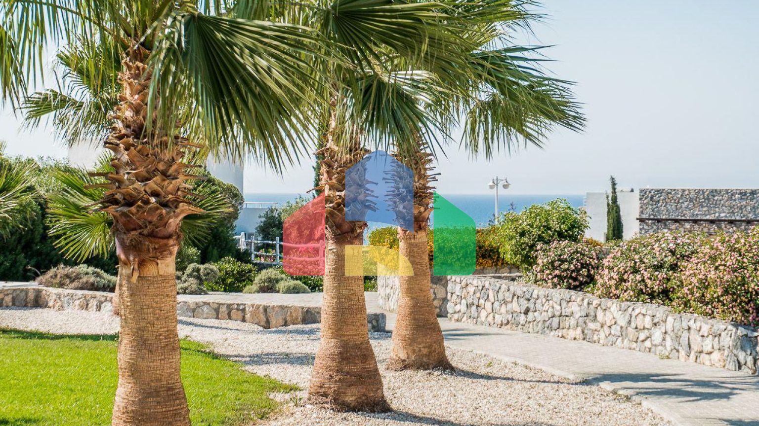 2-комнатные  апартаменты 57м2 с полной меблировкой в 100 метрах от пляжа.