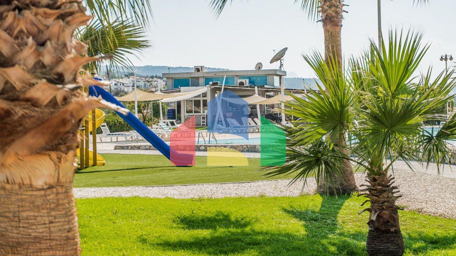 2-комнатные  апартаменты 57м2 с полной меблировкой в 100 метрах от пляжа.