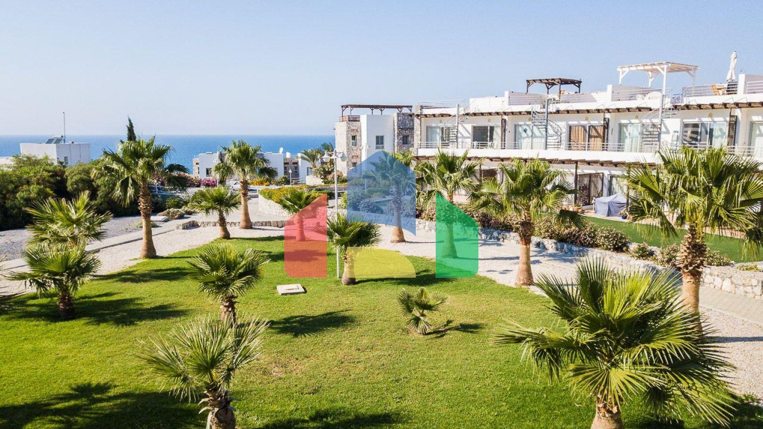 2-комнатные  апартаменты 57м2 с полной меблировкой в 100 метрах от пляжа.