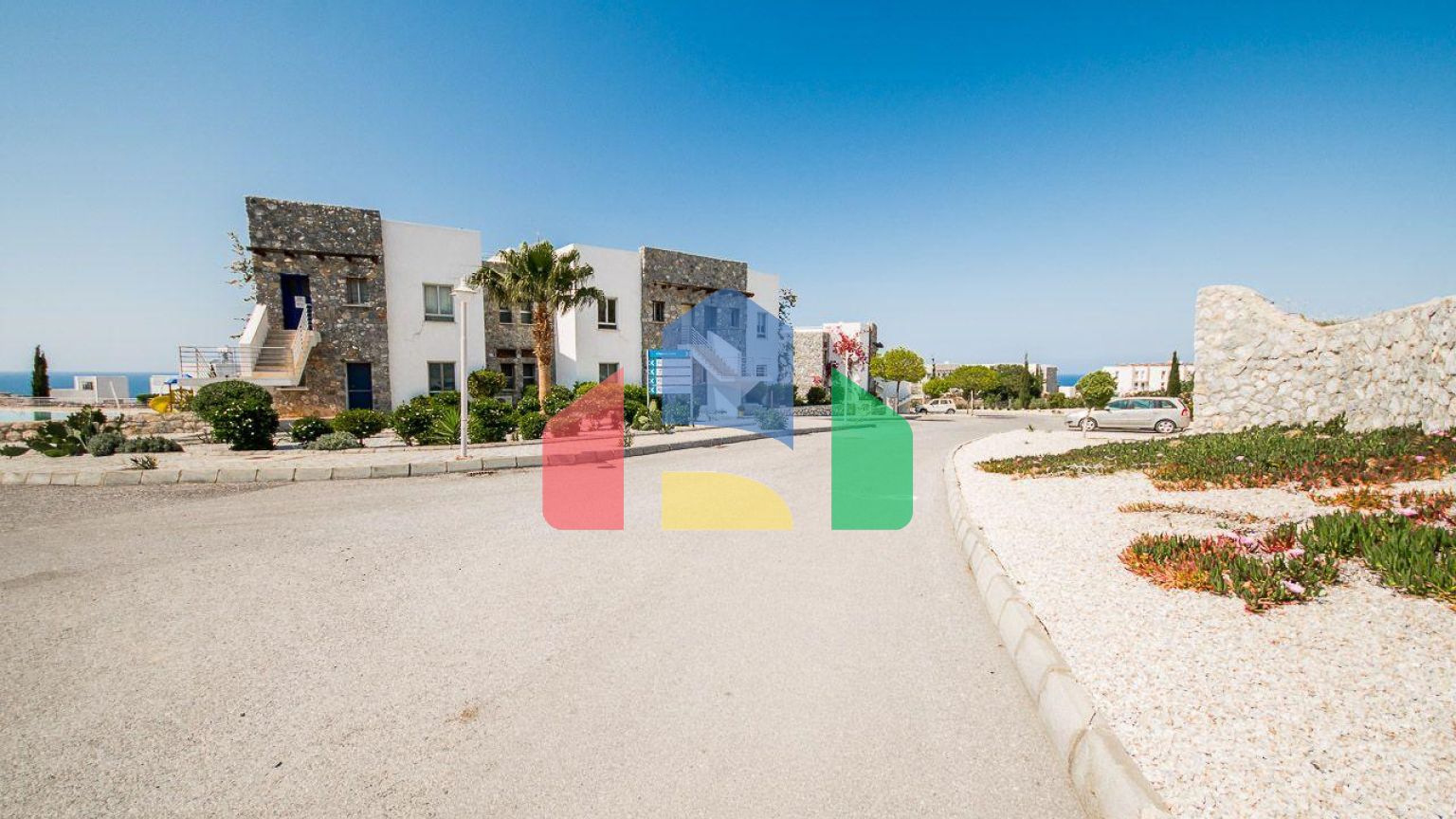 2-комнатные  апартаменты 57м2 с полной меблировкой в 100 метрах от пляжа.