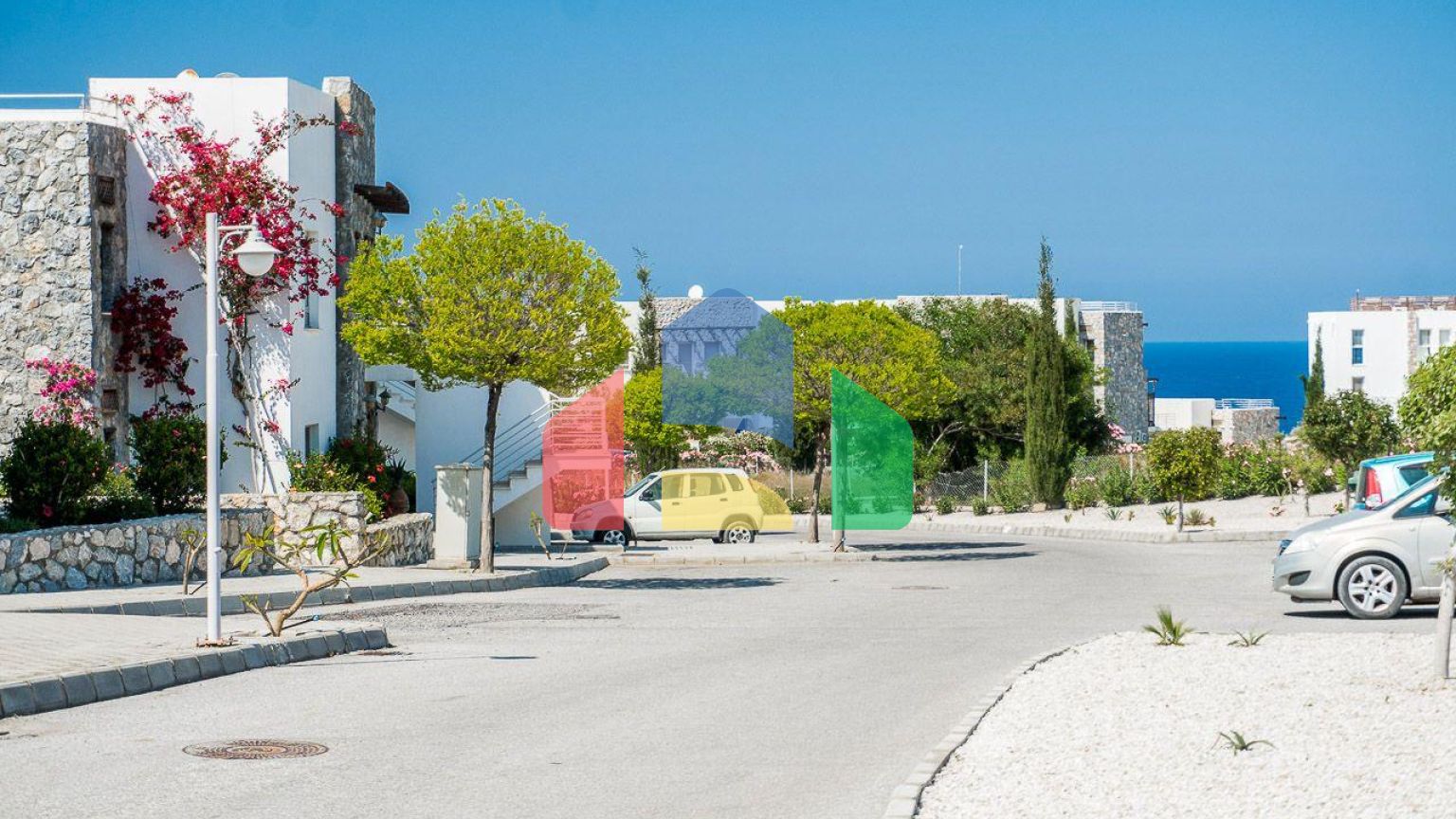 2-комнатные  апартаменты 57м2 с полной меблировкой в 100 метрах от пляжа.