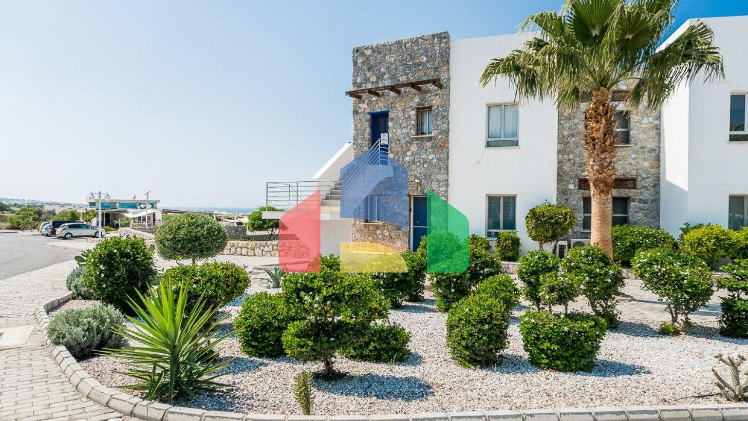 2-комнатные  апартаменты 57м2 с полной меблировкой в 100 метрах от пляжа.