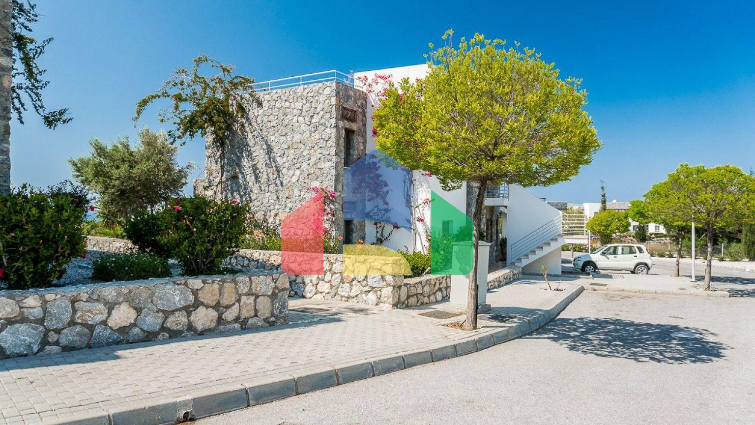 2-комнатные  апартаменты 57м2 с полной меблировкой в 100 метрах от пляжа.