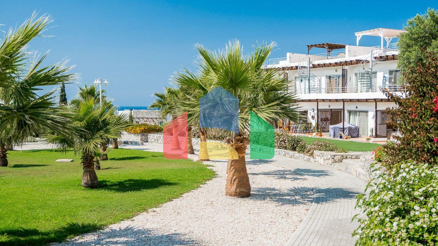 2-комнатные  апартаменты 57м2 с полной меблировкой в 100 метрах от пляжа.