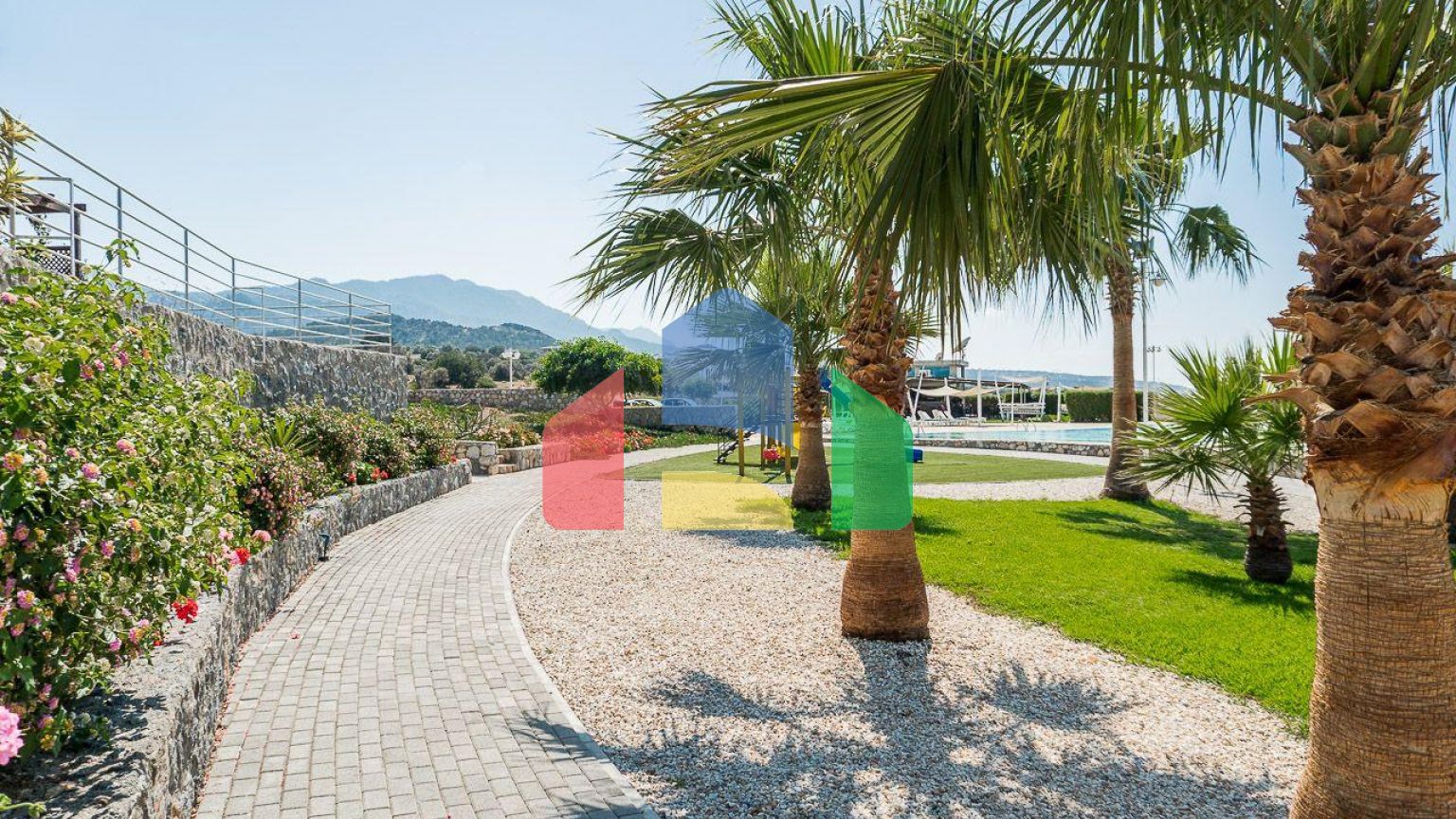 2-комнатные  апартаменты 57м2 с полной меблировкой в 100 метрах от пляжа.