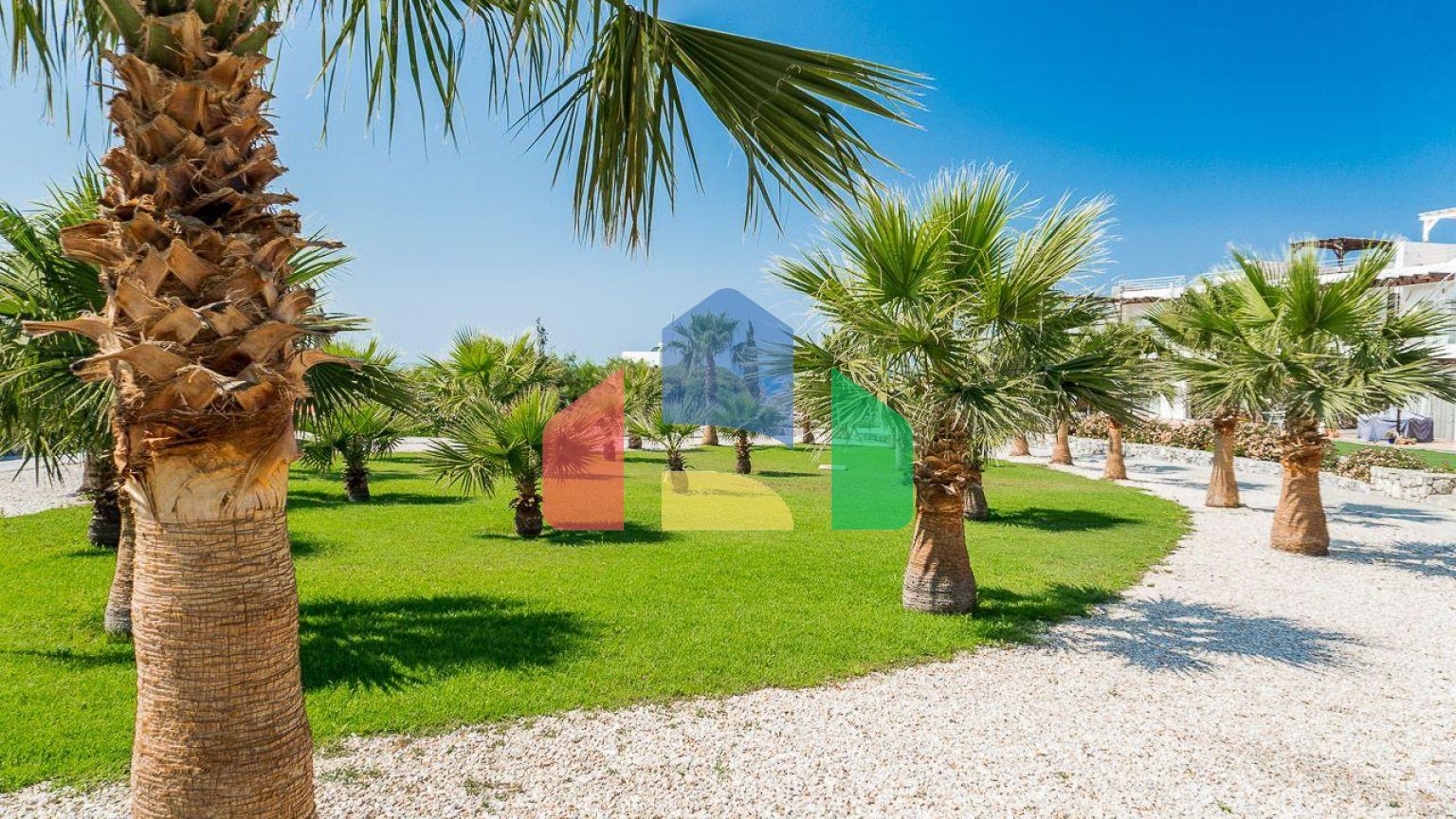 2-комнатные  апартаменты 57м2 с полной меблировкой в 100 метрах от пляжа.