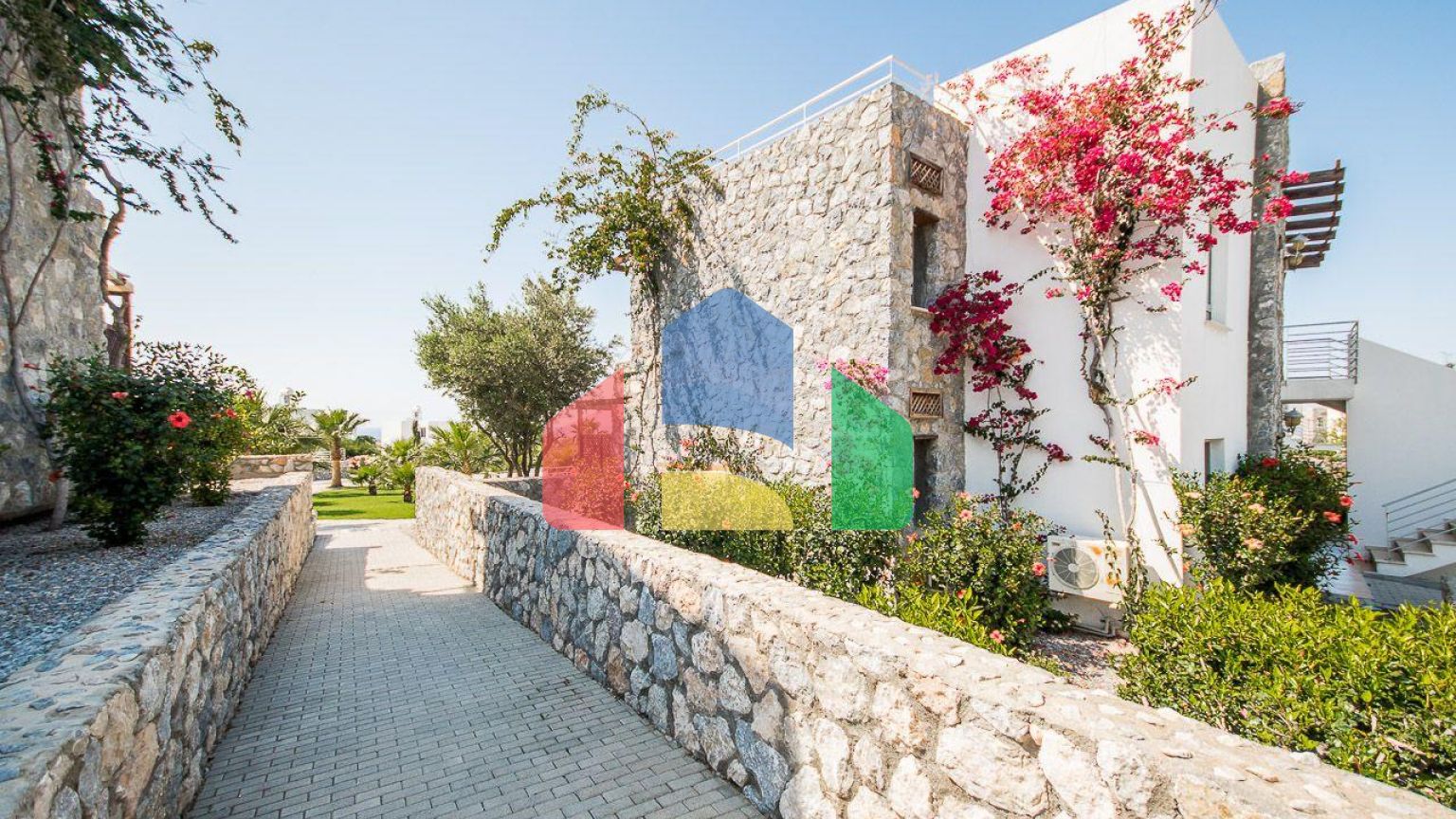 2-комнатные  апартаменты 57м2 с полной меблировкой в 100 метрах от пляжа.