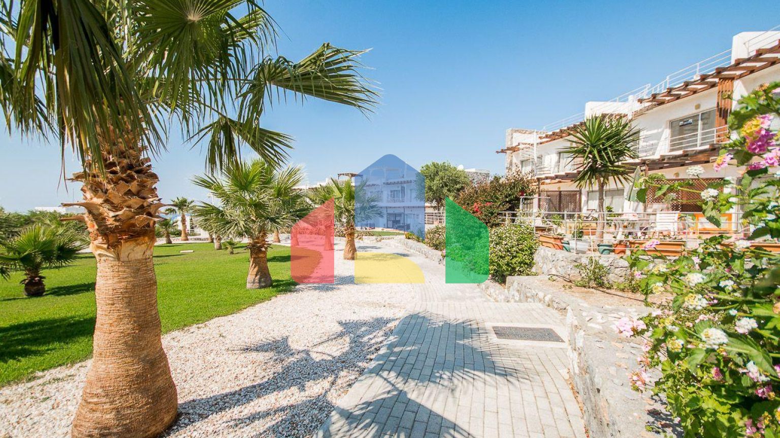 2-комнатные  апартаменты 57м2 с полной меблировкой в 100 метрах от пляжа.