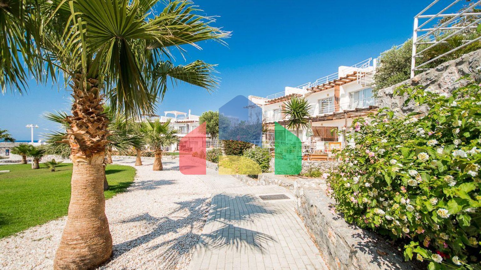 2-комнатные  апартаменты 57м2 с полной меблировкой в 100 метрах от пляжа.