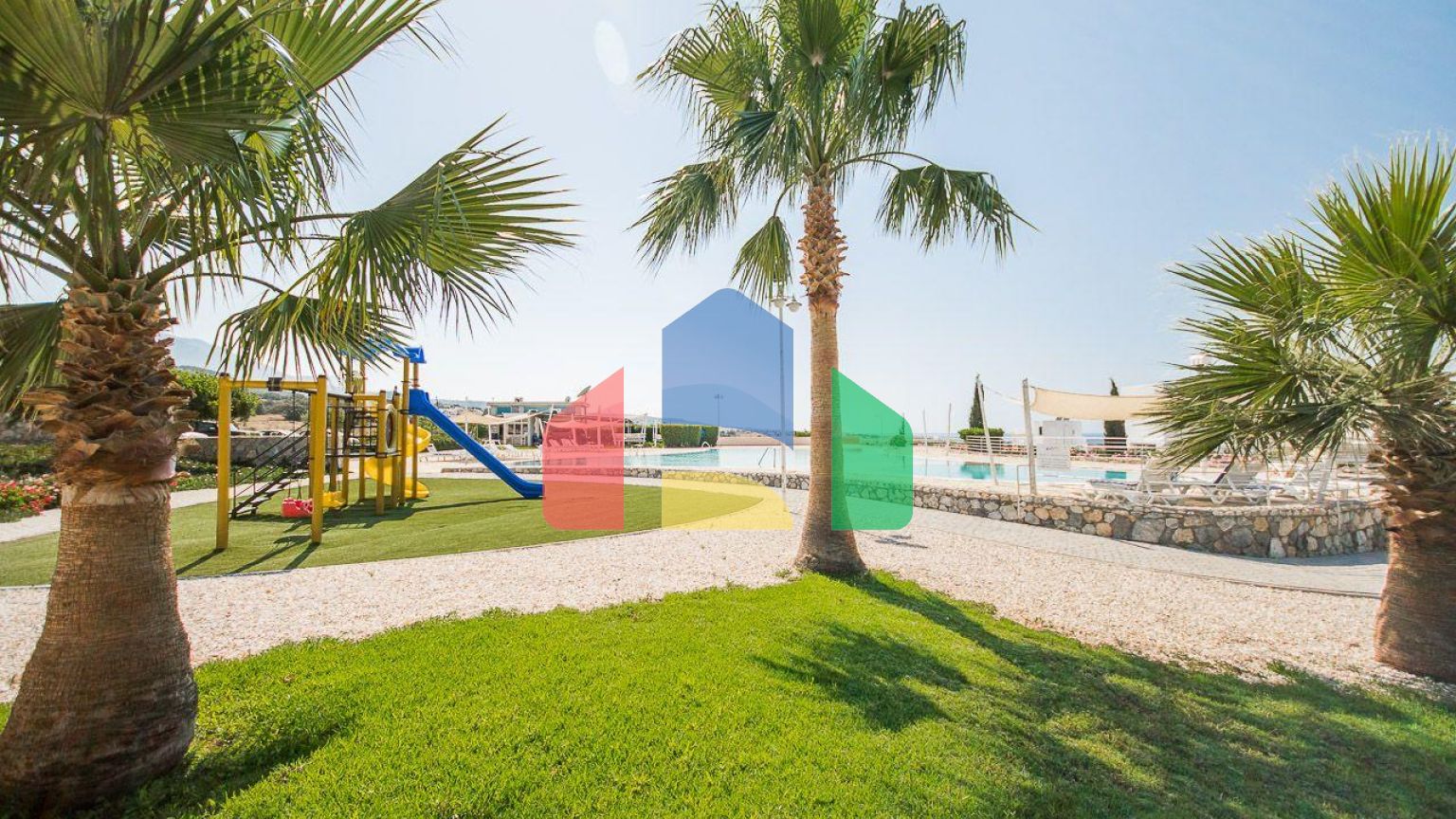 2-комнатные  апартаменты 57м2 с полной меблировкой в 100 метрах от пляжа.