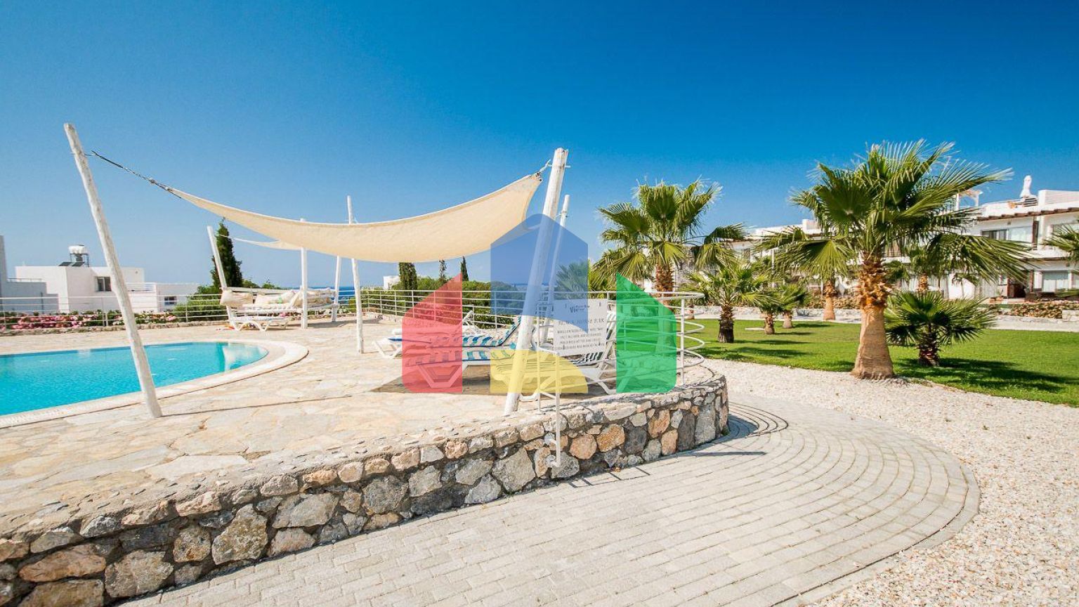 2-комнатные  апартаменты 57м2 с полной меблировкой в 100 метрах от пляжа.