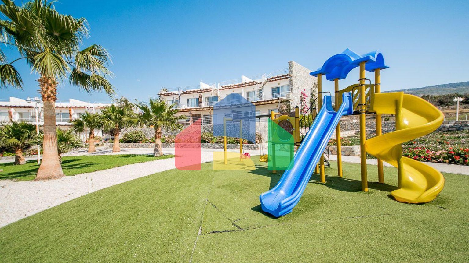 2-комнатные  апартаменты 57м2 с полной меблировкой в 100 метрах от пляжа.